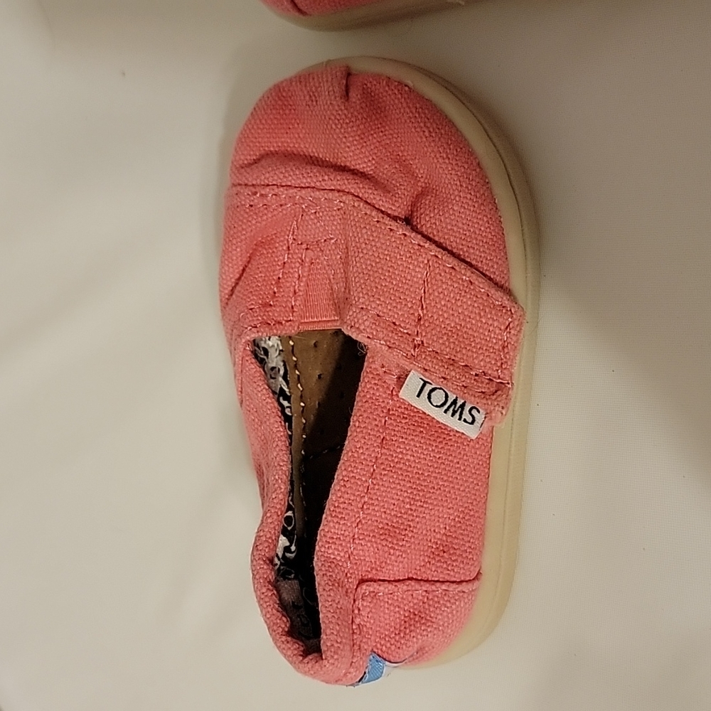 Toms - Picture 2 of 3